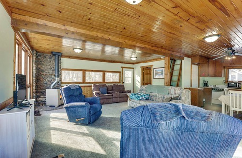 Johnson Creek Cottage | Riverside Retreat Near Trails in Johnson Creek