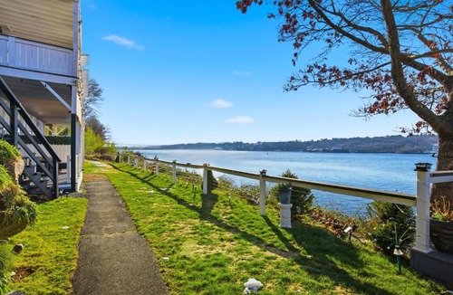 Conning Towers Nautilus Park Apartment | Riverside Retreat Waterfront Guest Suite