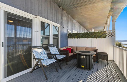 Conning Towers Nautilus Park Apartment | Riverside Retreat Waterfront Guest Suite