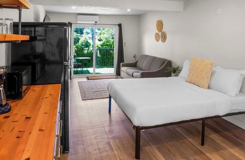Lake Cowichan Hotel | Riverside Studio | Kitchenette, Firepit, BBQ, Dock