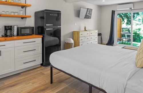 Lake Cowichan Hotel | Riverside Studio | Kitchenette, Firepit, BBQ, Dock