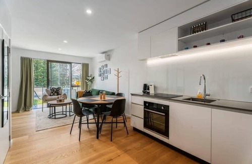 Albert Town Apartment | Riverside Terrace