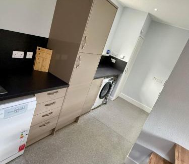 Wick House | Riverside Townhouse - Sleeps 10 - Parking & Pets - Coast Serviced Apartments - Enquire for Trade & Long Stays