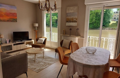 Olivet Villa | Riverside villa