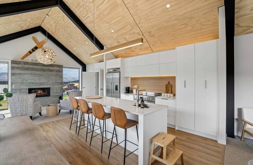 Wanaka Villa | Riverslea House Bright, Modern Getaway for Families & Friends