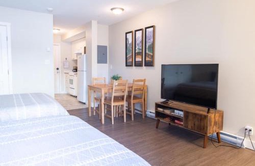 Harrison Hot Springs Apartment | RiversTail Retreat Pet-Friendly and Steps to The Lake