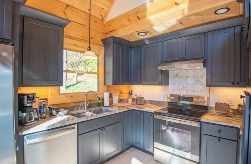 Warrensville Cabin | Riverstead Cabin - Riverfront + Wrap Around Porch + Smart TVs + Gas Fireplace + Hot Tub