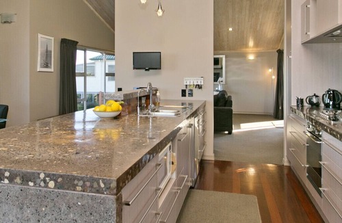 Rangatira Park Cottage | Riverstone Holiday Home - Taupo Holiday Home