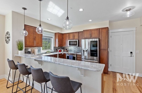 Coeur d'Alene Condo | Riverstone Village—Westin Mattresses, Stylish Kitchen, Corner Unit, Near Shops & Dining!