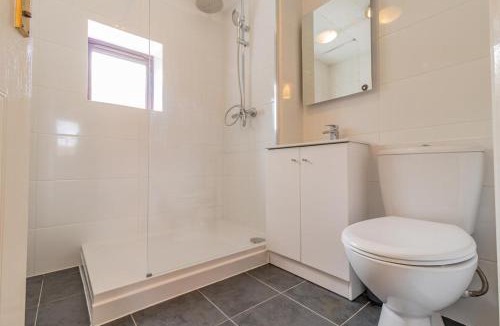 Reading City Centre Apartment | RiverView 1 Bed Apartment with Parking by CozyNest