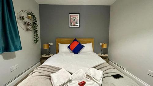 Reading City Centre Apartment | RiverView 1 Bed Apartment with Parking by CozyNest