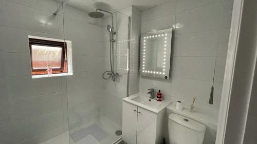 Reading City Centre Apartment | RiverView 1 Bed Apartment with Parking by CozyNest