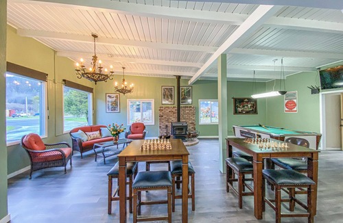 Klamath House | Riverview Clean and Cozy Home by the River - upstairs above office