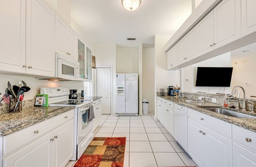 Riverview Cottage | Riverview Home w/Screened Pool ~ 1 Mi to Marina!