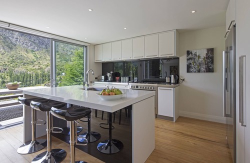Arthur's Point House | Riverview Retreat