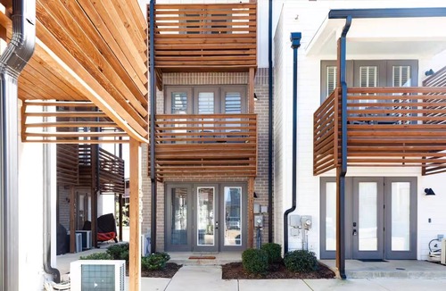 Chattanooga House | Riverwalk Townhome - 2 Full Bath & Free Parking