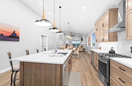 Riverside House | RiverWest Stones Throw Chalet - Sauna - River Front - Sauna - Dog Friendly