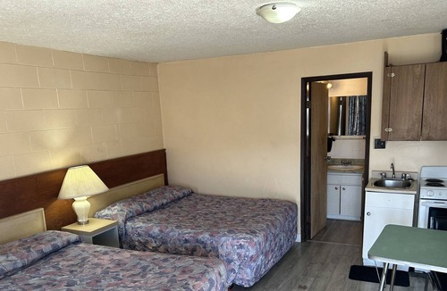 Merritt Hotel | Road Runner Motel