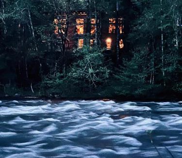 Mount Hood Village House | Roaring River Lodge Riverfront Fire pit EV Plug
