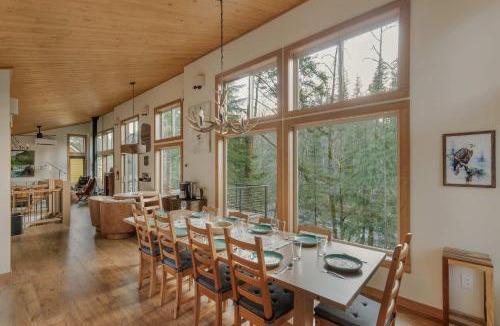 Mount Hood Village House | Roaring River Lodge Riverfront Fire pit EV Plug