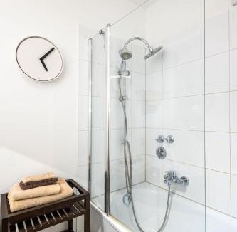Suedviertel Apartment | Rob's Suite - Zentrale Design-Suite am Opernplatz, 2 Zimmer, 2 Bäder und Top-Ausstattung