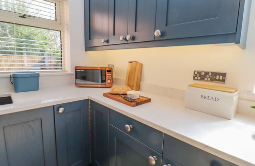 Adderbury Cottage | ROBELLEN CORNER, family friendly, with a garden in Adderbury