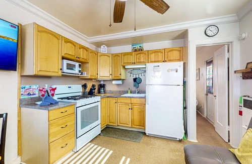 Townsite Cottage | Robert's Cottage 16 Historic beach cottage w/full kitchen & free wifi, steps from the beach