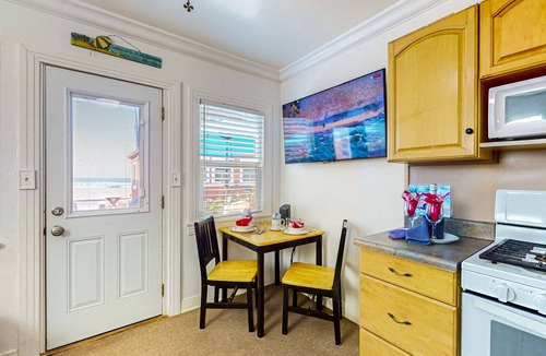 Townsite Cottage | Robert's Cottage 16 Historic beach cottage w/full kitchen & free wifi, steps from the beach