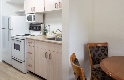 Gorge -Tillicum Area Hotel | Robin Hood Inn & Suites
