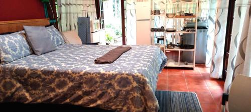 Pinetown Apartment | Robin's Thatch Studio- bush camp in the suburbs-sleeps 2