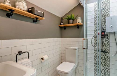 Hackness House | Robins Cottage cosy home hot tub quiet village