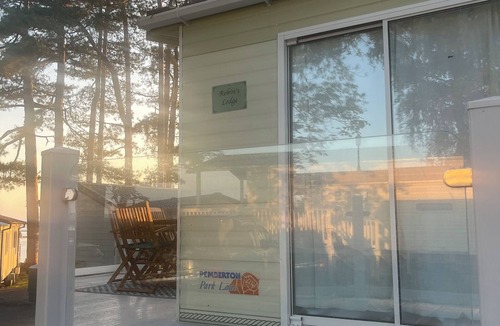 Hamworthy Ski Chalet | Robin’s Lodge with a sea view