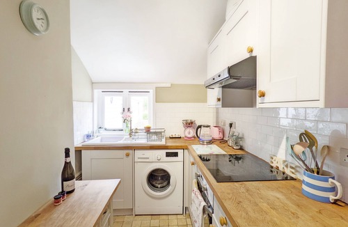 Billingshurst Cottage | Robins Rest, Billingshurst - sleeps 4 guests in 2 bedrooms
