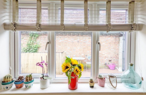 Billingshurst Cottage | Robins Rest, Billingshurst - sleeps 4 guests in 2 bedrooms