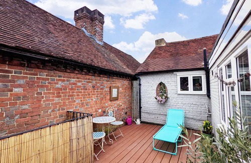 Billingshurst Cottage | Robins Rest, Billingshurst - sleeps 4 guests in 2 bedrooms