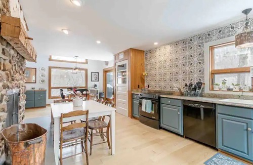 Naples House | Robust vacation home near wineries, nature and ski mountains in the FLX region!