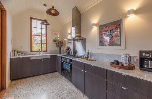 Kyneton House | Rochville | Stylish Dog Friendly Accommodation walking distance to Piper St