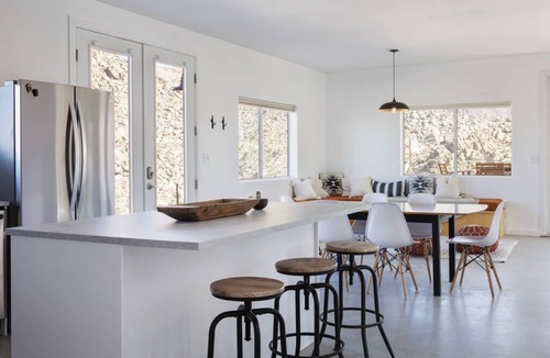 Joshua Tree House | ✨⛰️ Rock Box ⛰️✨ Modern Adobe Nestled in the Boulders Above Coyote Hole Hiking Trail