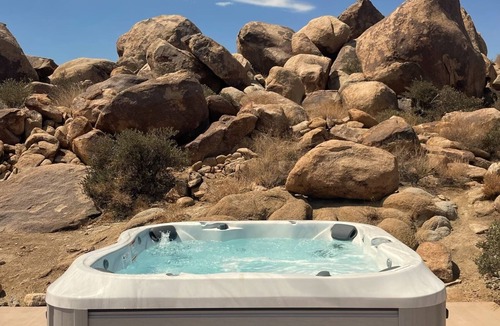 Joshua Tree House | ✨⛰️ Rock Box ⛰️✨ Modern Adobe Nestled in the Boulders Above Coyote Hole Hiking Trail