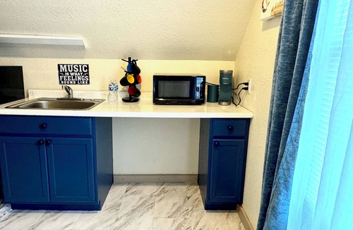 Shaker Heights Apartment | Rock & Roll Suite CLE - 1 Bedroom/1 bathroom near Downtown Cleveland, OH