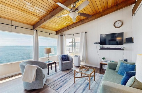 Bainbridge Island Apartment | Rockaway Beach View