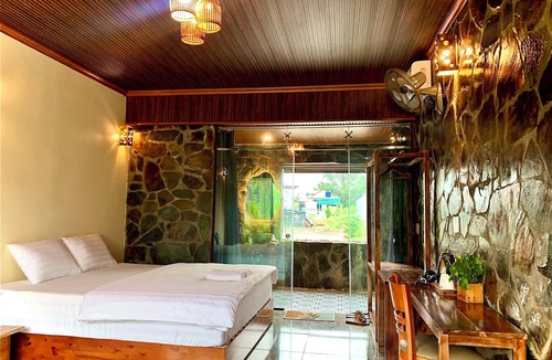 Hoa Lu Cabin | Rocky Mountain Ecolodge