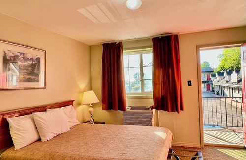 Renfrew Cabin | Rocky Mountain Lodge - 2 Queen Bed Size