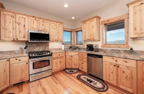 Innsbruck Val Moritz House | Rocky Mtn Natl Park views, close skiing & Hot Tub!