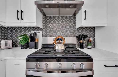 Killarney House | "Rodeo" Upper Suite in trendy Killarney - Huge backyard