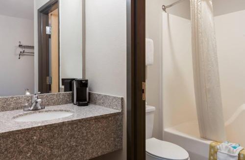 Branson Theater District Hotel | Rodeway Inn Branson, Brick House