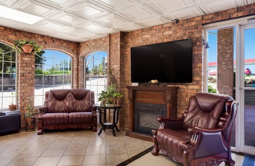 Branson Theater District Hotel | Rodeway Inn Branson, Brick House