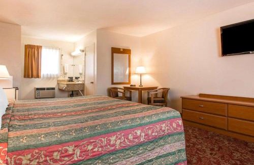 Fallbrook Hotel | Rodeway Inn Fallbrook Downtown