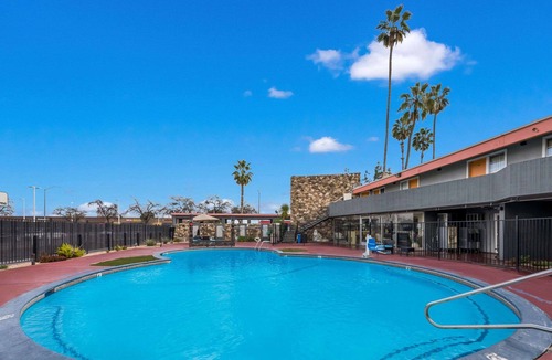 Raisin Hotel | Rodeway Inn Fresno near Yosemite