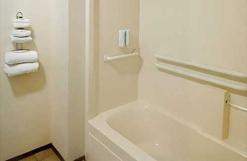 Martell Hotel | Rodeway Inn Jackson - Martell